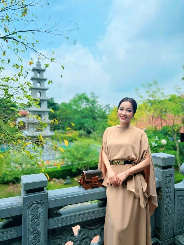 និពន្ធនាយក Minh Huong លាយសំលៀកបំពាក់ក្នុងរចនាប័ទ្មជាច្រើន ធ្វើឱ្យរូបនាងស្រស់ស្អាត - រូបថត 6. BTV Minh Hương mix đồ đa phong cách, tôn dáng đẹp - Ảnh 6.