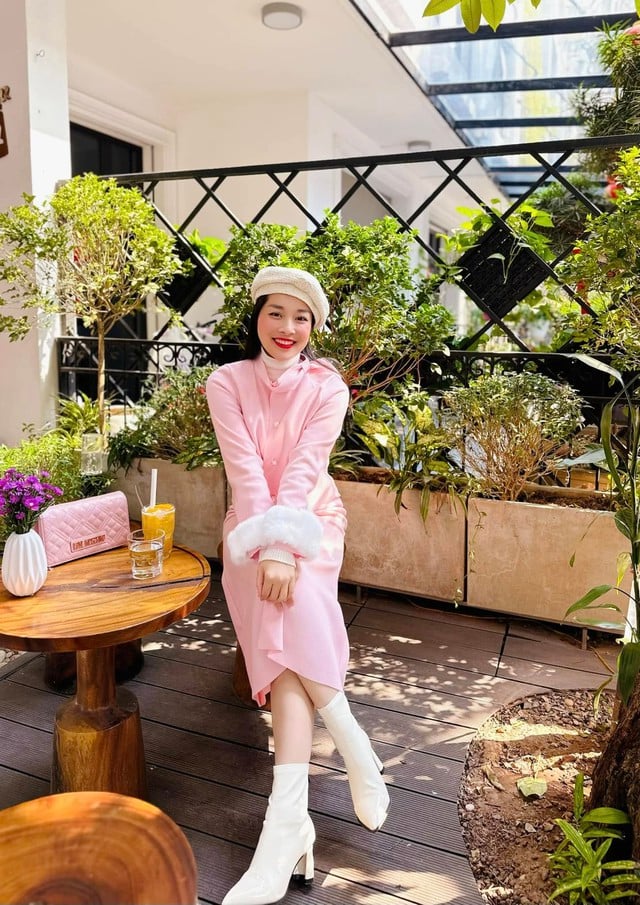អ្នកនិពន្ធ Minh Huong លាយសំលៀកបំពាក់ក្នុងរចនាប័ទ្មជាច្រើន ធ្វើឱ្យរូបនាងស្រស់ស្អាត - រូបថត 7. BTV Minh Hương mix đồ đa phong cách, tôn dáng đẹp - Ảnh 7.