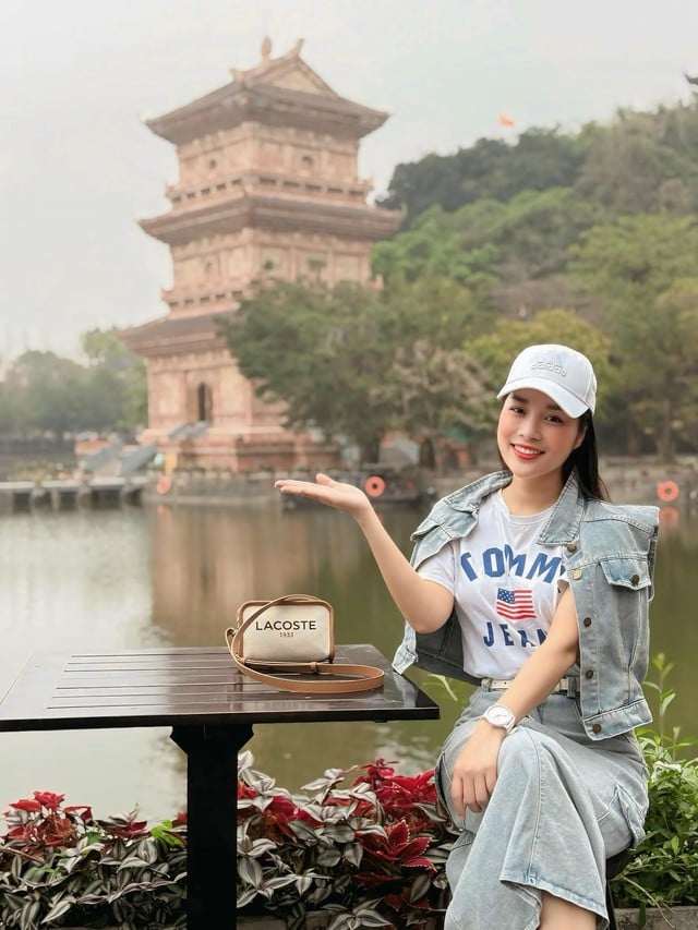 និពន្ធនាយក Minh Huong លាយសំលៀកបំពាក់ក្នុងរចនាប័ទ្មជាច្រើន ធ្វើឱ្យរូបនាងស្រស់ស្អាត - រូបថត ៨. BTV Minh Hương mix đồ đa phong cách, tôn dáng đẹp - Ảnh 8.