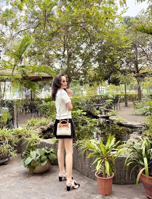 អ្នកនិពន្ធ Minh Huong លាយសំលៀកបំពាក់ក្នុងរចនាប័ទ្មជាច្រើន ធ្វើឱ្យរូបនាងស្រស់ស្អាត - រូបថត 9. BTV Minh Hương mix đồ đa phong cách, tôn dáng đẹp - Ảnh 9.
