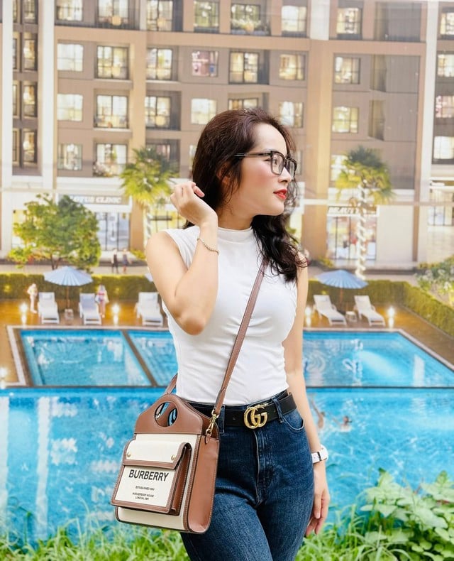 និពន្ធនាយក Minh Huong លាយសំលៀកបំពាក់ក្នុងរចនាប័ទ្មជាច្រើន ធ្វើឱ្យរូបនាងស្រស់ស្អាត - រូបថត 11. BTV Minh Hương mix đồ đa phong cách, tôn dáng đẹp - Ảnh 11.