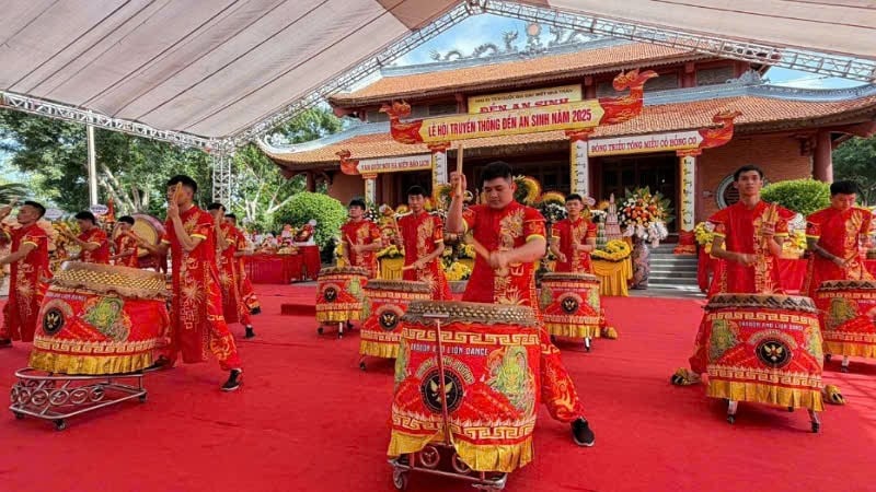 ການ​ສະ​ແດງ​ກອງ​ທີ່​ພິ​ທີ​ເປີດ​ປະ​ເພ​ນີ​ຂອງ​ວັດ An Sinh ປີ 2025.
