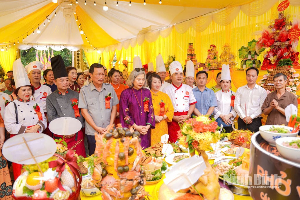 Geschäftsleute und kulinarische Künstler bieten im Trung Hoa Tempel Essen an.