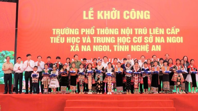 z7105137941712-56cbbac1e8cd20fd90fb96c0416aa19e-4323-189.jpg
