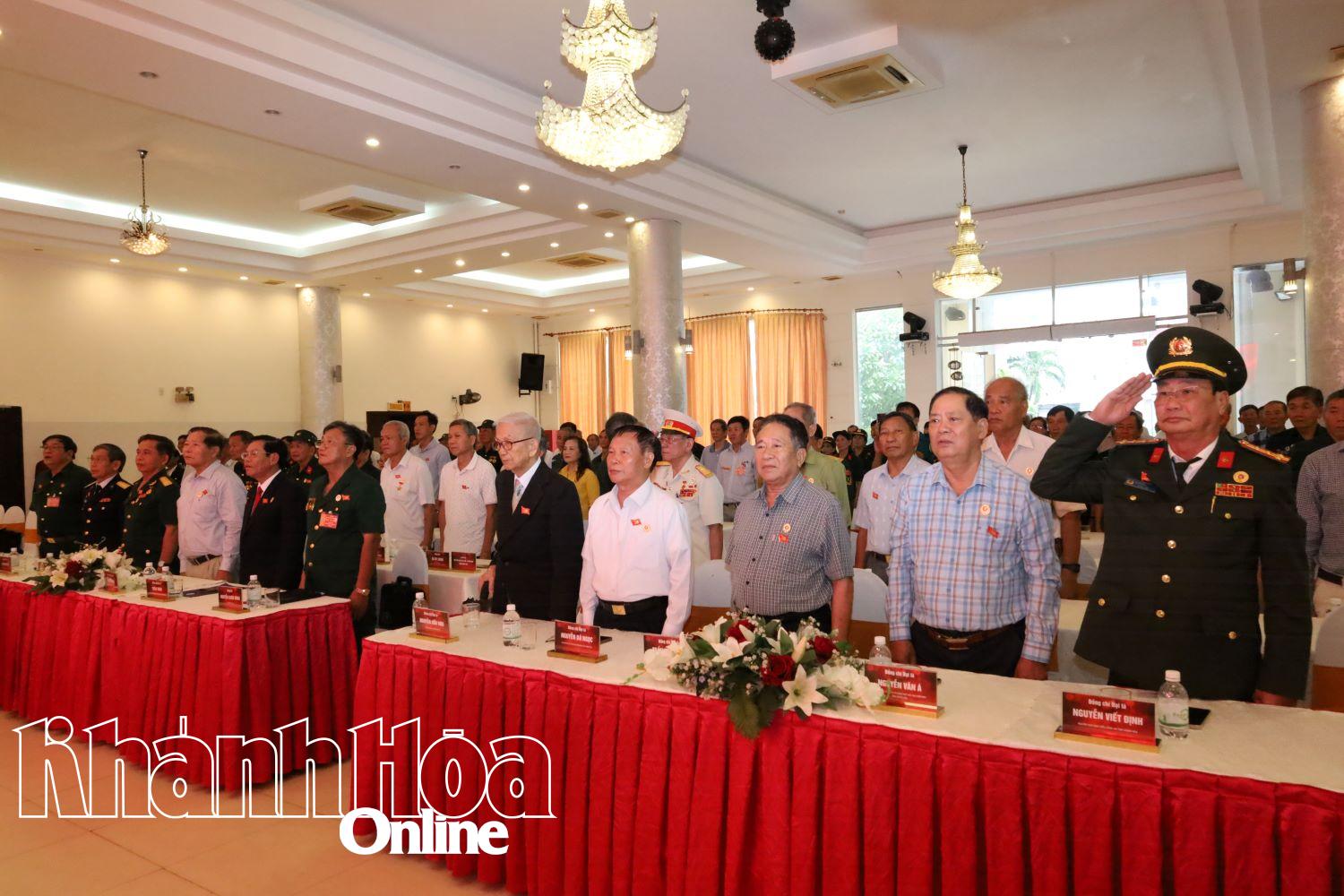 Các đại biểu thực hiện nghi thức chào cờ tại buổi gặp mặt.