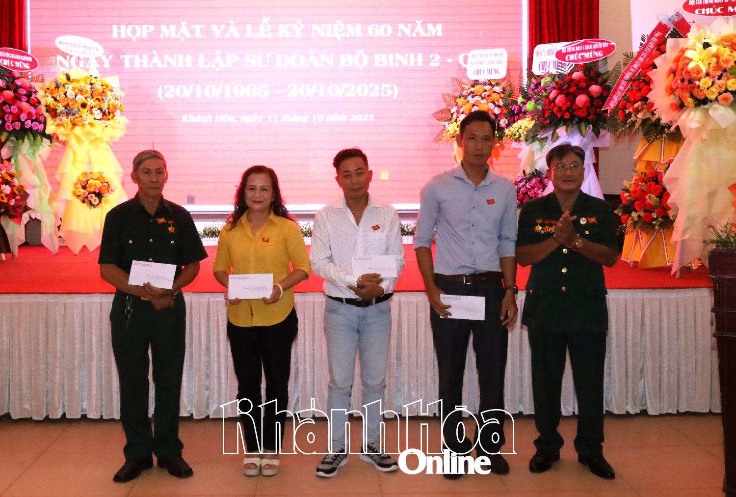 Ban tổ chức tặng quà, tri ân thân nhân gia đình 4 đồng đội hy sinh trong kháng chiến.