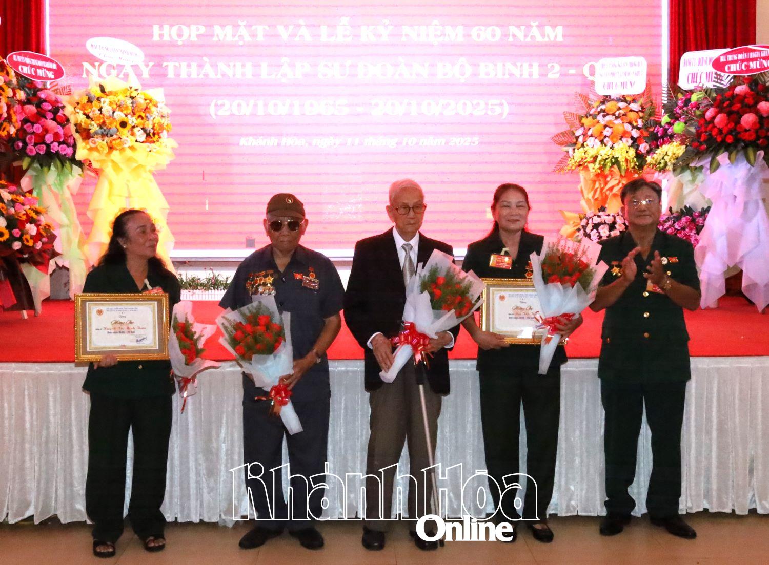 Ban liên lạc tặng quà mừng thọ các CCB cao tuổi.