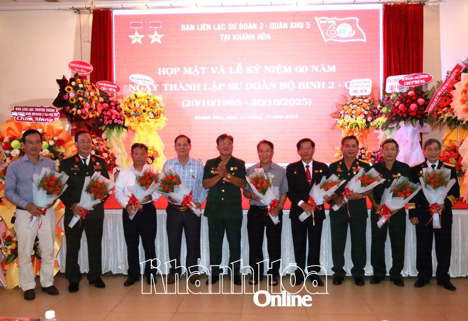 Ban tổ chức tặng hoa, tri ân các tổ chức, cá nhân có nhiều đóng góp, đồng hành với Ban liên lạc.