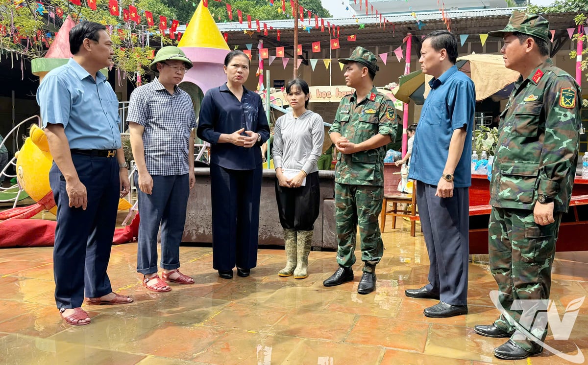 ຄະ​ນະ​ຜູ້​ແທນ​ຄະ​ນະ​ກຳ​ມະ​ການ​ສູນ​ກາງ​ແນວ​ໂຮມ​ປະ​ເທດ​ຊາດ​ຫວຽດ​ນາມ ໄດ້​ລົງ​ກວດ​ກາ​ວຽກ​ງານ​ບັນ​ເທົາ​ທຸກ​ໄພ​ນ້ຳ​ຖ້ວມ​ຢູ່​ຄຸ້ມ Gia Sang.