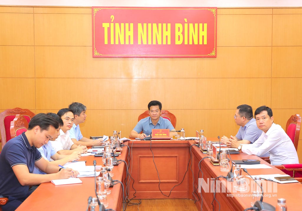Pemimpin wilayah dan jabatan menghadiri persidangan dalam talian di jambatan Ninh Binh.