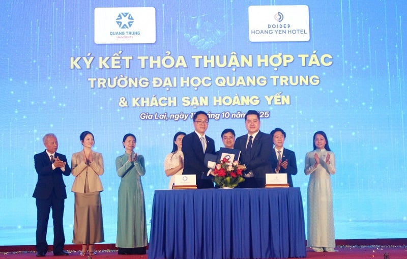 La Universidad Quang Trung también firmó un acuerdo de cooperación estratégica. Trường Đại học Quang Trung cũng đã ký kết hợp tác chiến lược