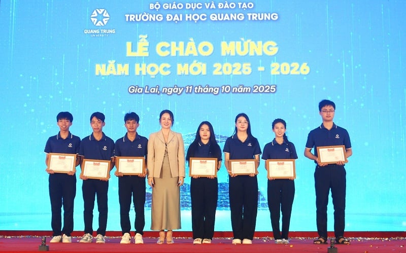 Representantes de la Universidad Quang Trung otorgaron becas a estudiantes. Đại diện Trường Đại học Quang Trung trao học bổng cho các sinh viên.