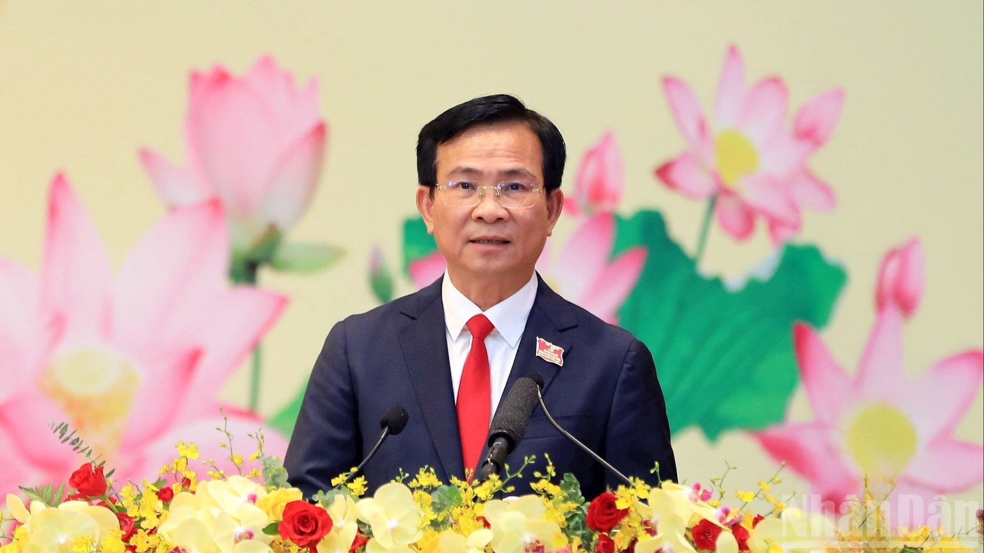 O vice-secretário do Comitê Provincial do Partido, presidente do Comitê Popular da província de Lam Dong, Ho Van Muoi, relatou a síntese da recepção e explicação dos comentários sobre os rascunhos dos documentos do 1º Congresso do Partido de Lam Dong. ndo_br_16.jpg
