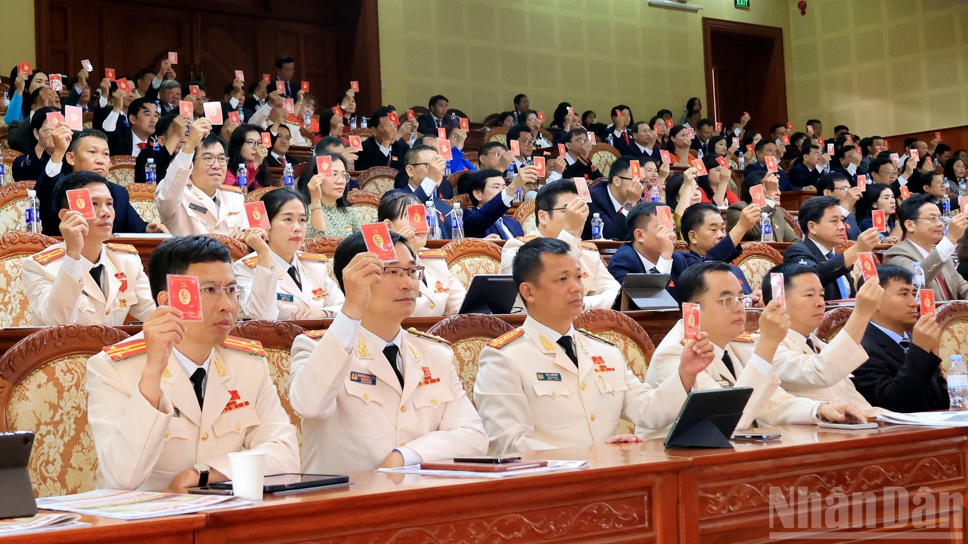 O Congresso votou 100% unanimemente para aprovar a Resolução do 1º Congresso Provincial do Partido Lam Dong, mandato 2025-2030. ndo_br_29.jpg