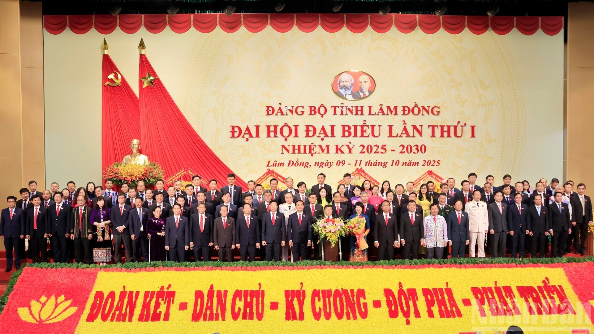 O Comitê Executivo do Comitê Provincial do Partido de Lam Dong, mandato I, 2025-2030, foi apresentado ao Congresso. ndo_br_18-652.jpg