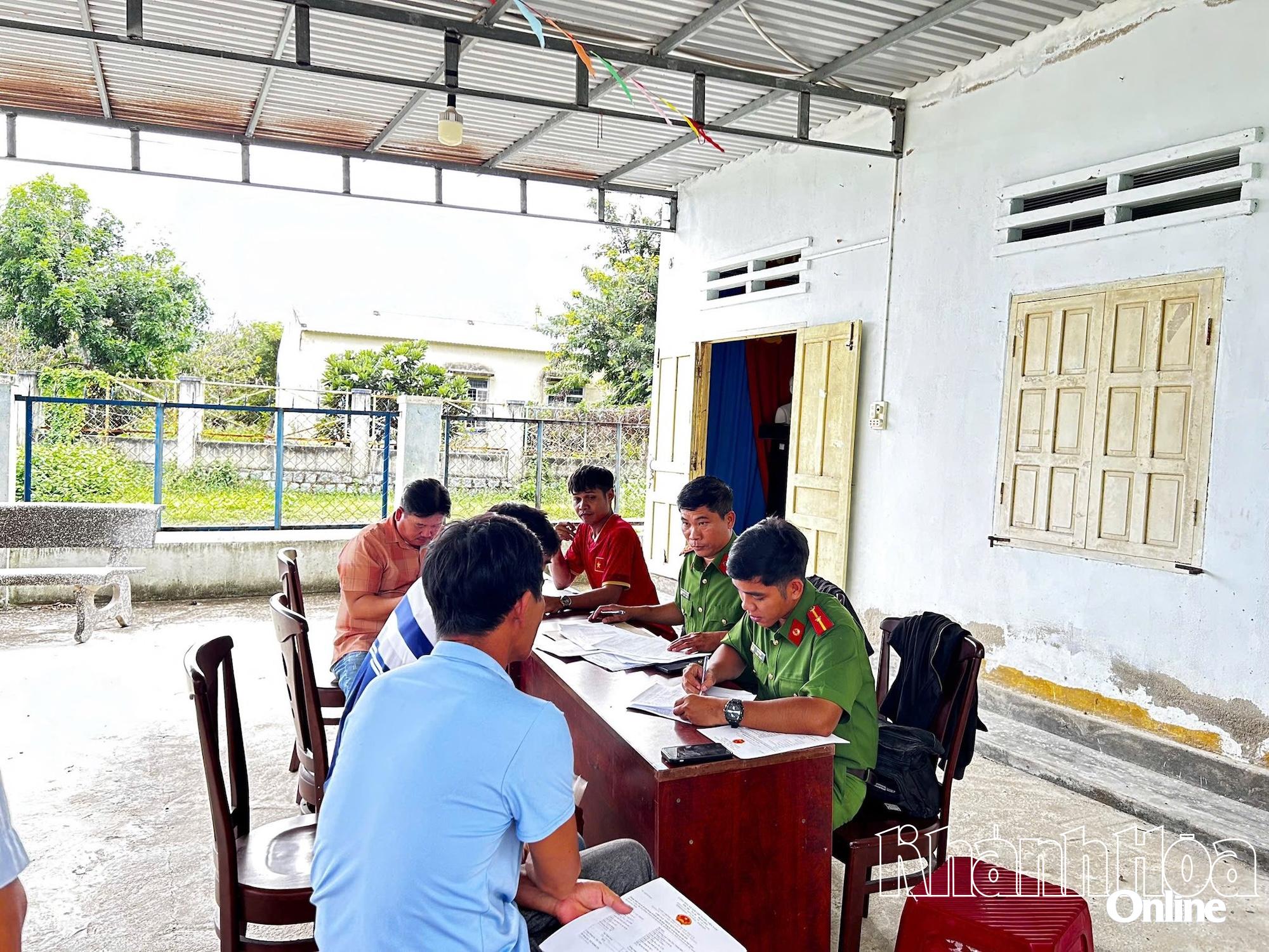 ຕຳຫຼວດ​ຕາ​ແສງ​ກົງ​ຫາຍ​ຊີ້​ນຳ​ເຈົ້າ​ຂອງ​ກຳ​ປັ່ນ​ລົງ​ນາມ​ໃນ​ຄຳ​ໝັ້ນ​ສັນຍາ​ບໍ່​ລະ​ເມີດ​ລະບຽບ​ການ​ກ່ຽວ​ກັບ​ການ​ຕ້ານ​ການ​ຫາ​ປາ IUU.