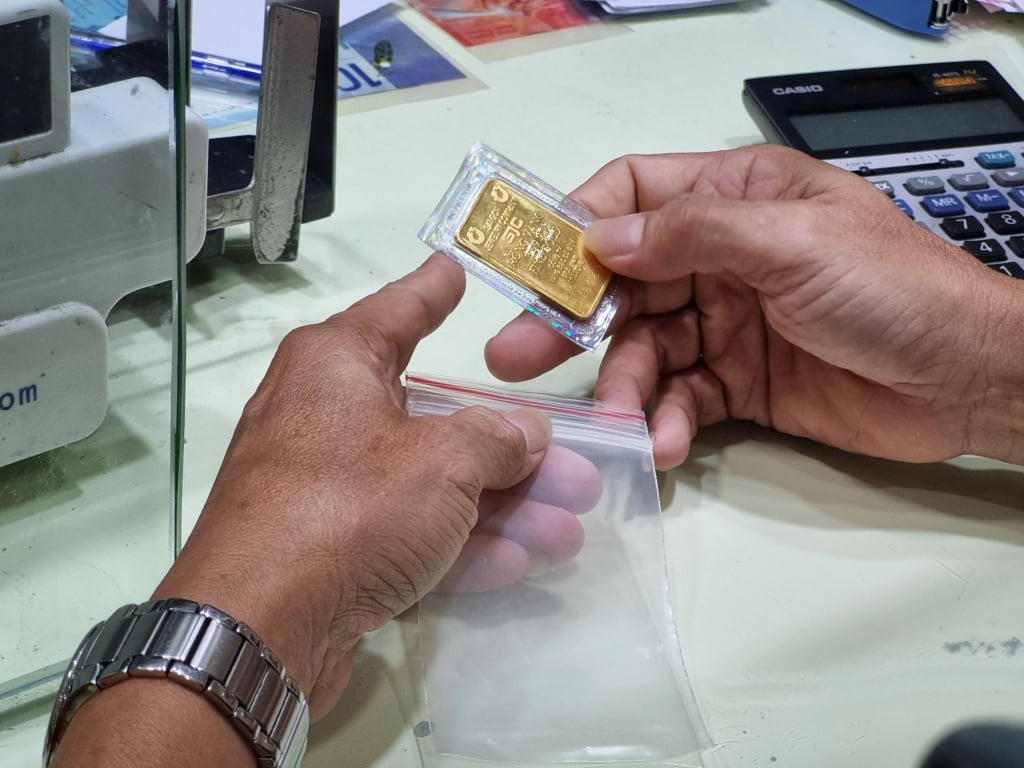 O Banco Estatal do Vietnã emitiu regulamentos sobre a importação de ouro bruto e a produção de barras de ouro. FOTO: T.XUAN