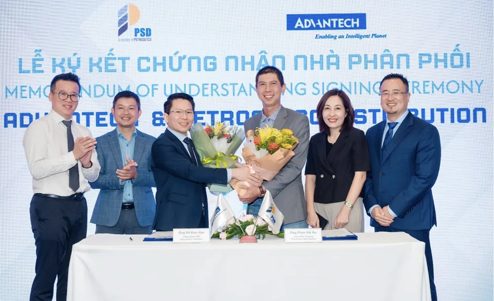 Reprezentanții Petrosetco Distribution și Advantech la ceremonia de semnare a acordului de cooperare
