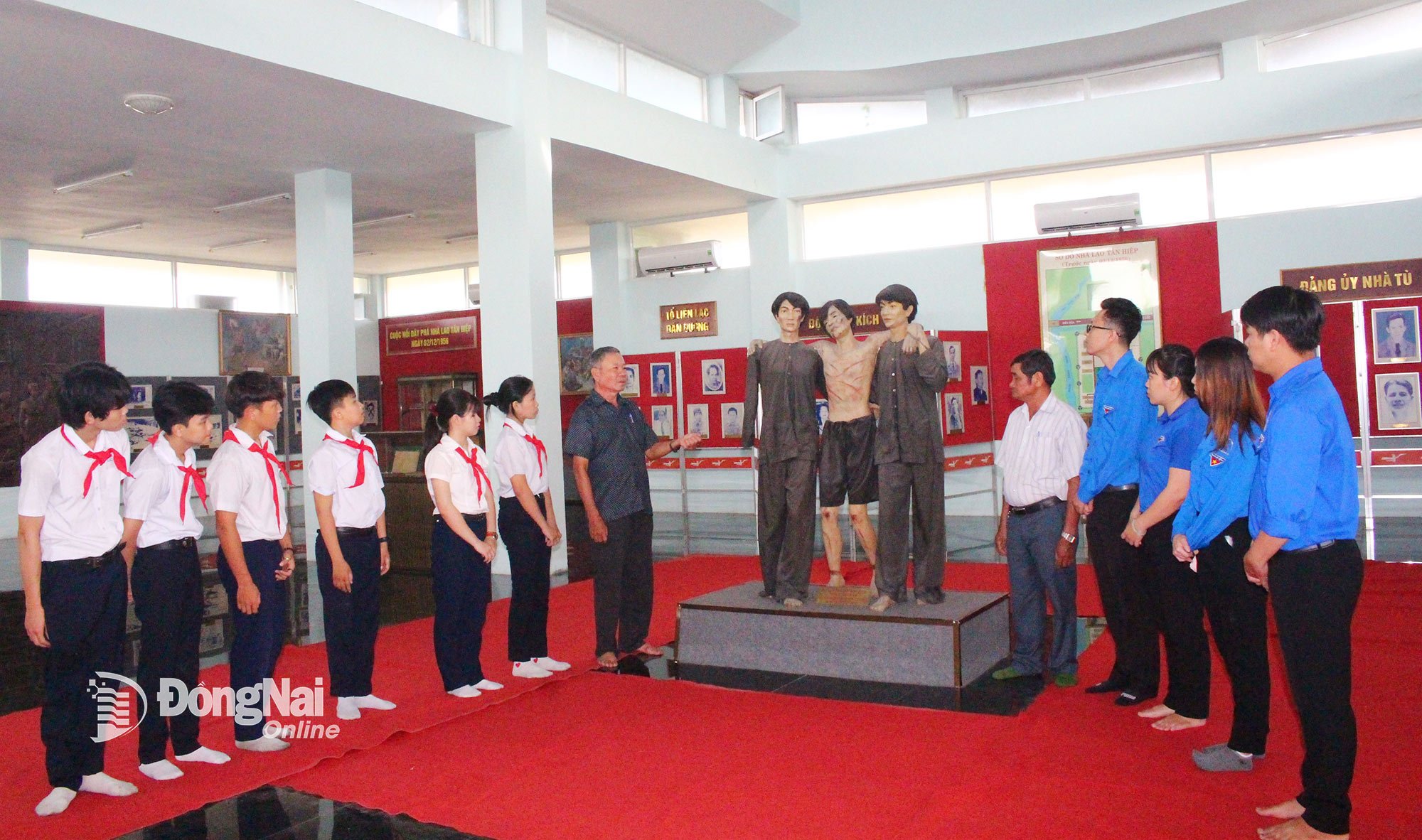 อนุสรณ์สถานเรือนจำตันเฮียป แขวงตามเฮียป ซึ่งเป็นสถานที่ท่องเที่ยว เป็นสถานที่หวนรำลึกถึงรากเหง้าของผู้คนทุกชนชั้น ได้รับการมอบหมายจากคณะกรรมการประชาชนจังหวัดด่งนาย ให้กรมวัฒนธรรม กีฬา และการท่องเที่ยว บริหารจัดการเป็นการชั่วคราว ภาพ: My Ny 