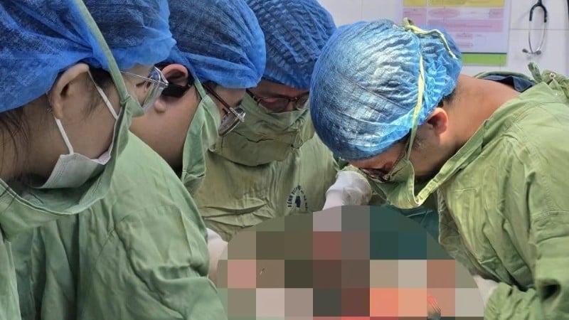 Dokter memberikan pertolongan darurat kepada wanita hamil.