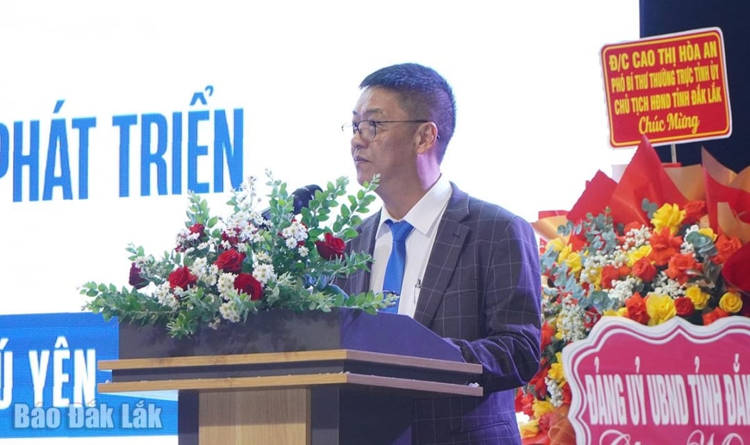 Ông Trần Hữu Tuấn, Giám đốc Bệnh viện Y học Cổ truyền Phú Yên tri ân những đóng góp vào sự phát triển của bệnh viện trong 50 năm qua.