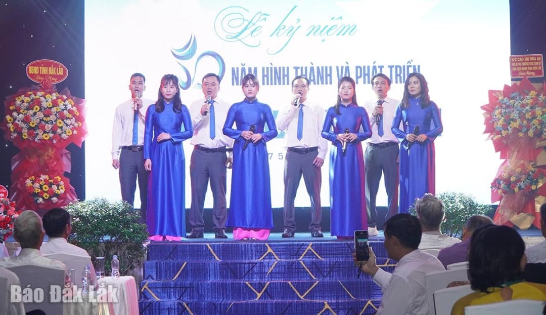 Cán bộ, nhân viên Bệnh viện Y học Cổ truyền Phú Yên hát mừng và ca ngợi ngành y.