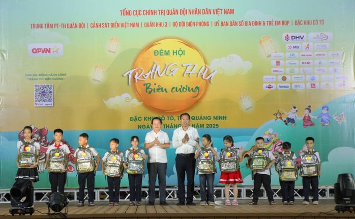 Báo Người Lao động hỗ trợ học sinh nghèo tại Cô Tô với 500 lá cờ Tổ quốc - Ảnh 4. Báo Người Lao động hỗ trợ học sinh nghèo tại Cô Tô với 500 lá cờ Tổ quốc - Ảnh 4.