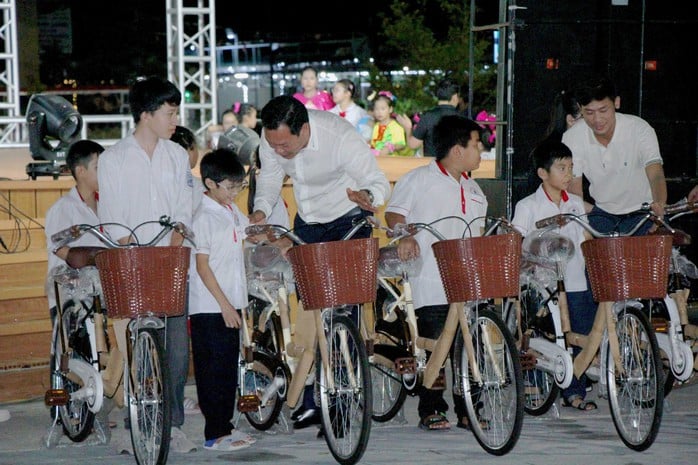 Báo Người Lao động hỗ trợ học sinh nghèo tại Cô Tô với 500 lá cờ Tổ quốc - Ảnh 5. Báo Người Lao động hỗ trợ học sinh nghèo tại Cô Tô với 500 lá cờ Tổ quốc - Ảnh 5.