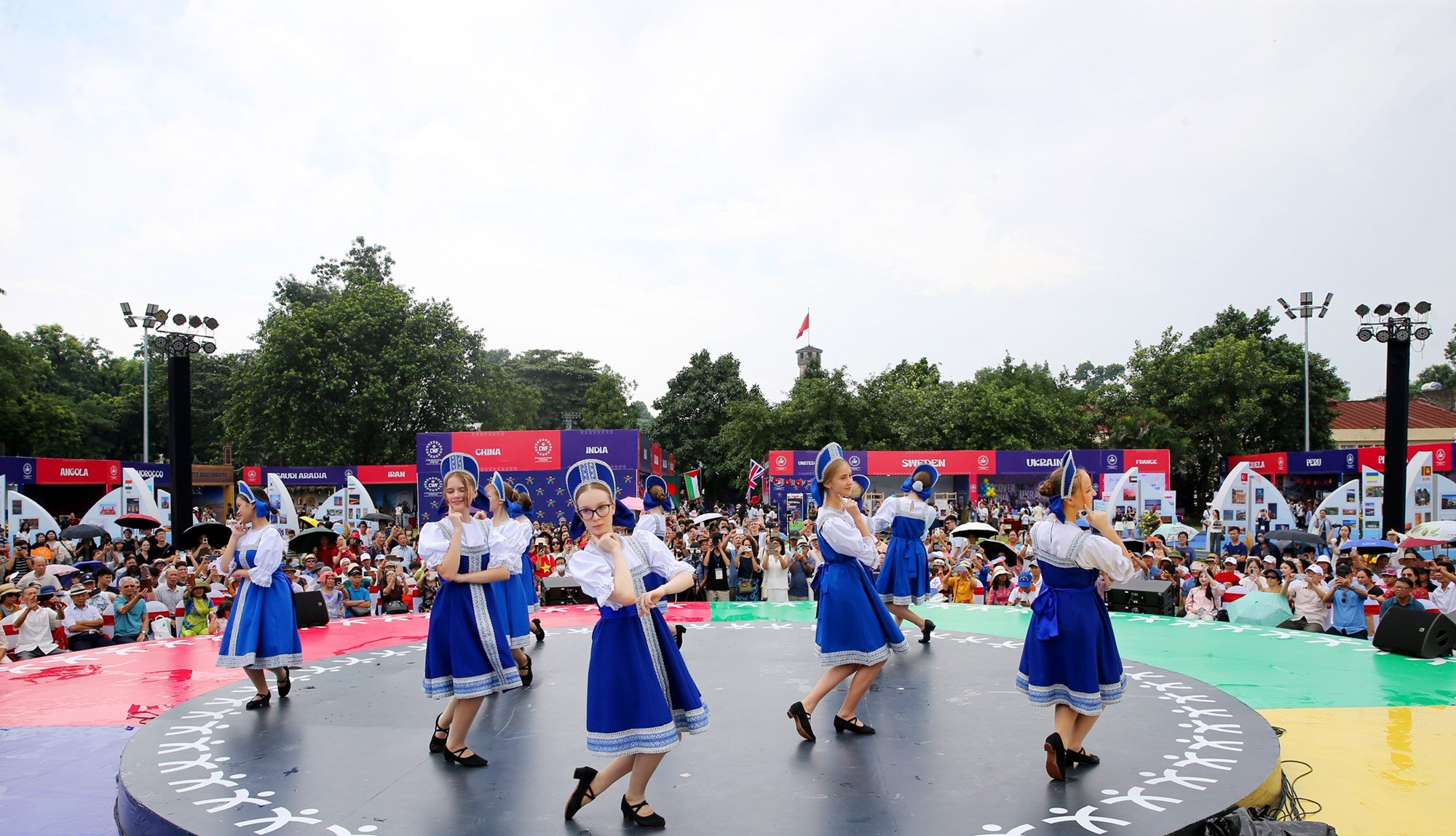 Người dân, du khách hòa mình vào không khí của Lễ hội Văn hóa thế giới tại Hà Nội lần thứ nhất - ảnh 3