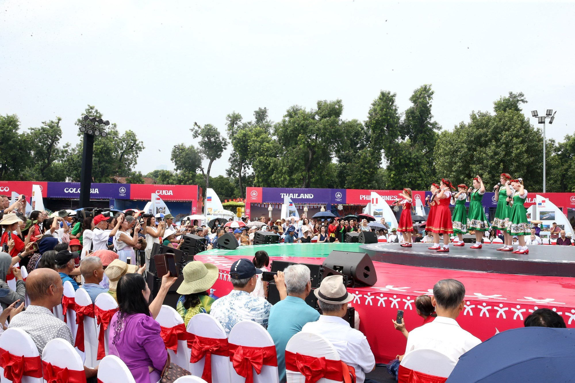 Người dân, du khách hòa mình vào không khí của Lễ hội Văn hóa thế giới tại Hà Nội lần thứ nhất - ảnh 4