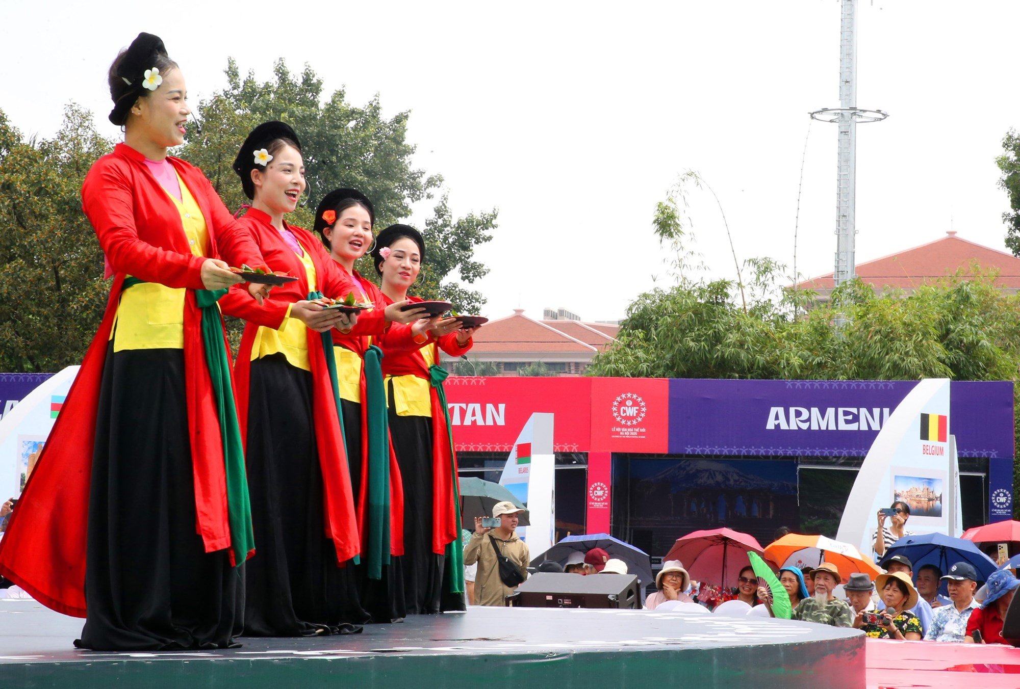Người dân, du khách hòa mình vào không khí của Lễ hội Văn hóa thế giới tại Hà Nội lần thứ nhất - ảnh 5