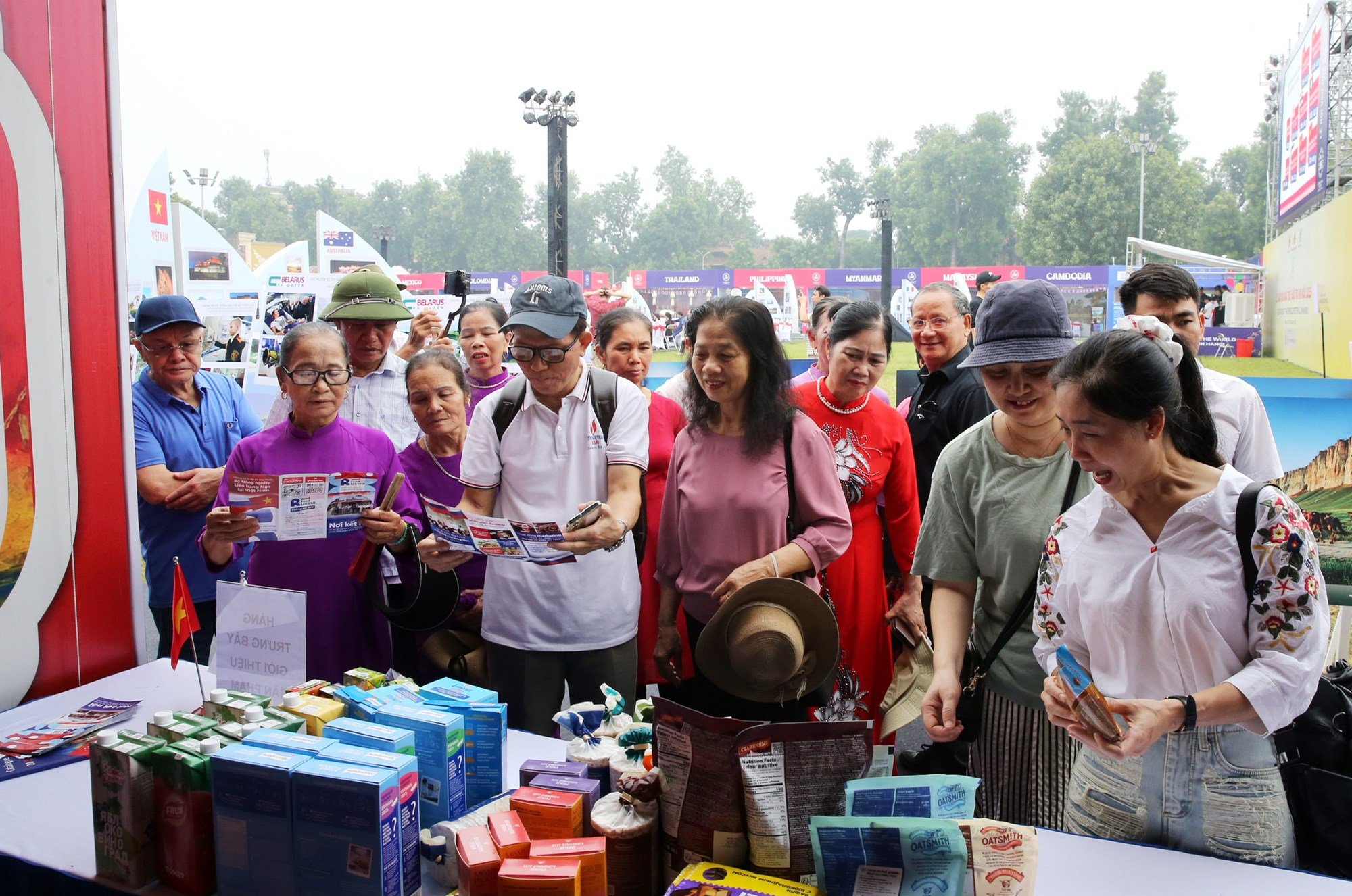 Người dân, du khách hòa mình vào không khí của Lễ hội Văn hóa thế giới tại Hà Nội lần thứ nhất - ảnh 10