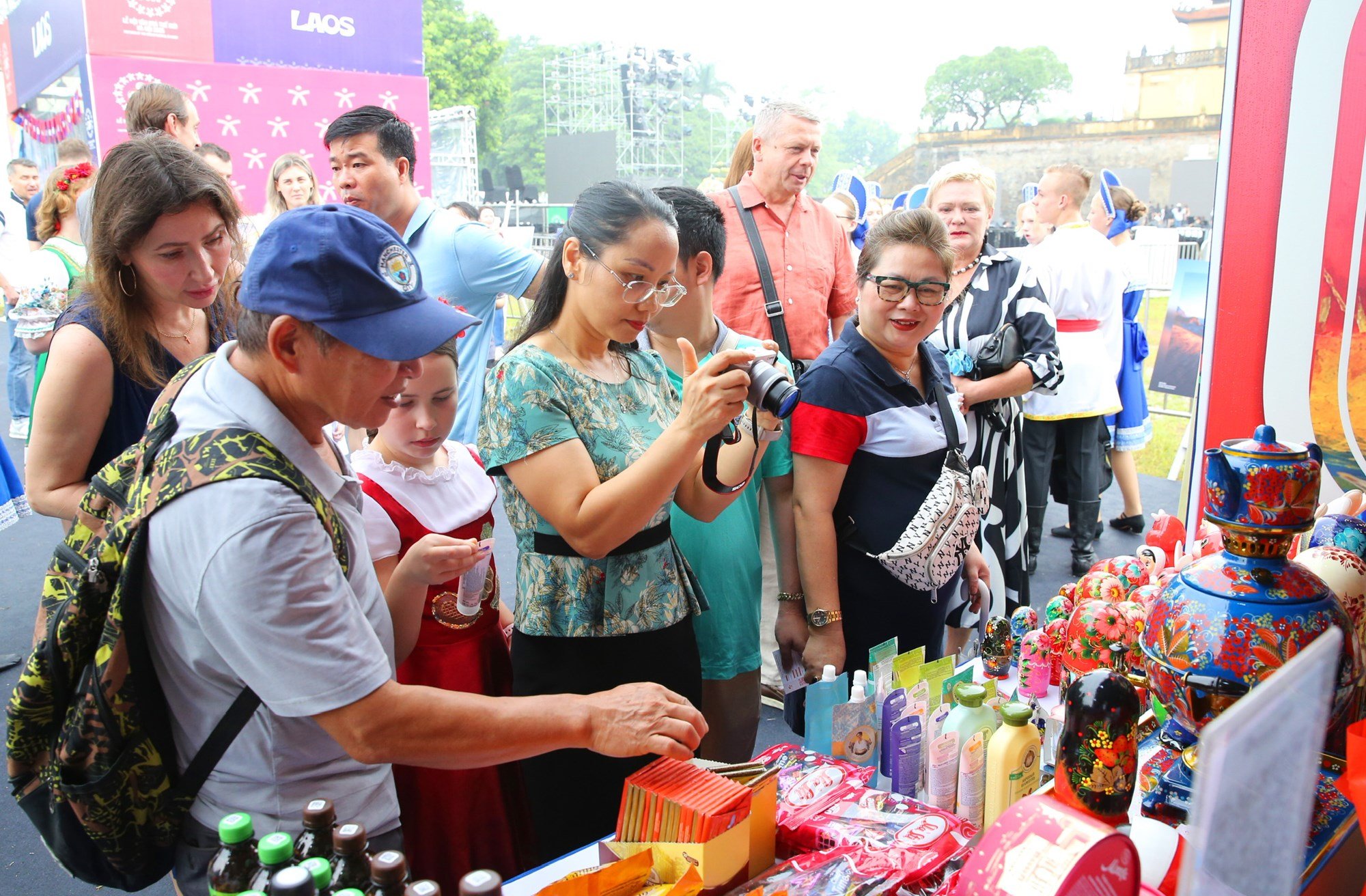 Người dân, du khách hòa mình vào không khí của Lễ hội Văn hóa thế giới tại Hà Nội lần thứ nhất - ảnh 12
