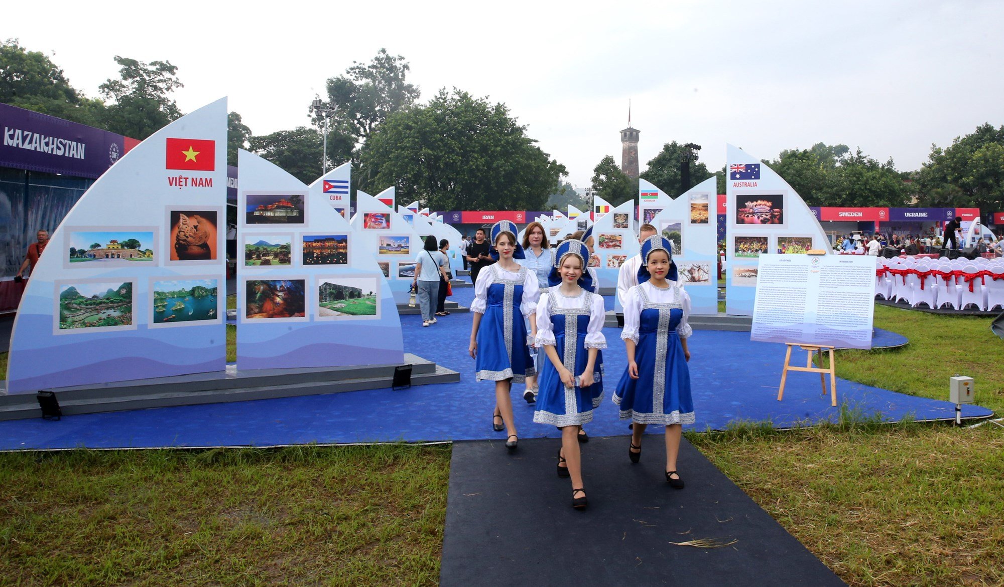 Người dân, du khách hòa mình vào không khí của Lễ hội Văn hóa thế giới tại Hà Nội lần thứ nhất - ảnh 13