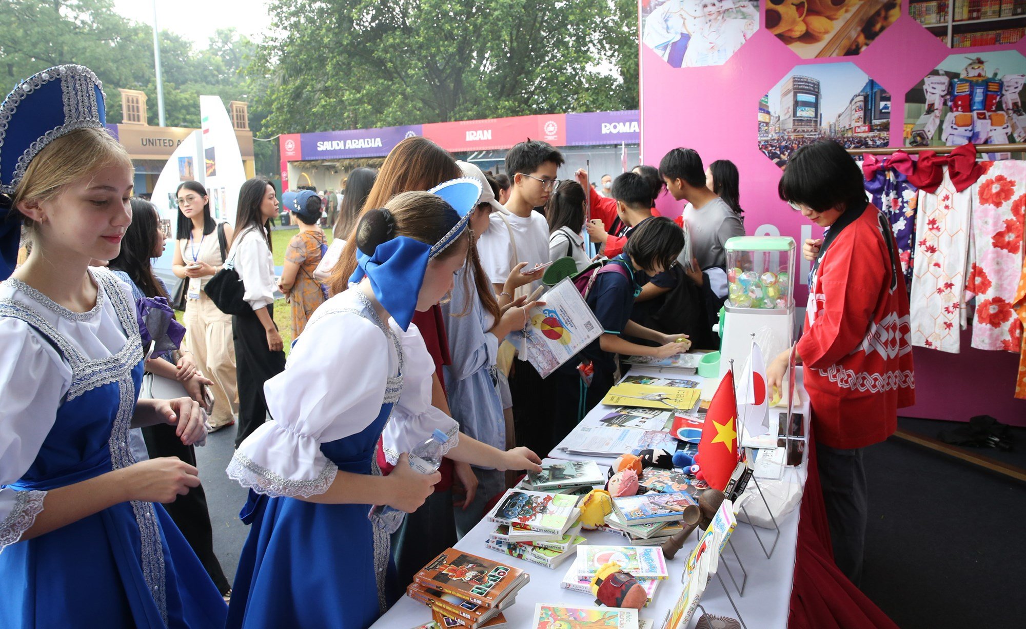 Người dân, du khách hòa mình vào không khí của Lễ hội Văn hóa thế giới tại Hà Nội lần thứ nhất - ảnh 14