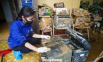 Thai Nguyen-skolan ödelagd, täckt av tjock lera, ungdomar och soldater går hand i hand för att städa upp
