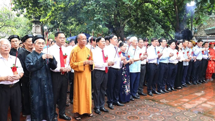 Các đại biểu dự lễ dâng hương.