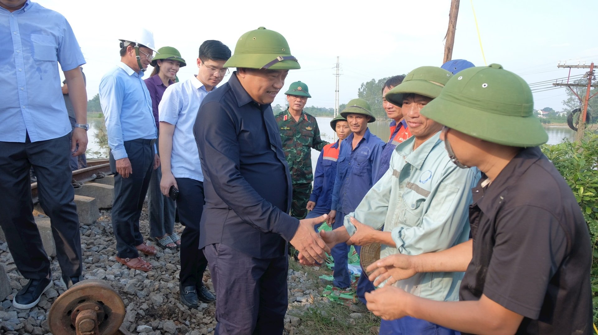 Chủ tịch UBND thành phố Trần Sỹ Thanh động viên lực lượng ứng trực phòng chống lũ lụt tại khu vực xung yếu trên địa bàn xã Trung Giã. Ảnh: Hoàng Sơn