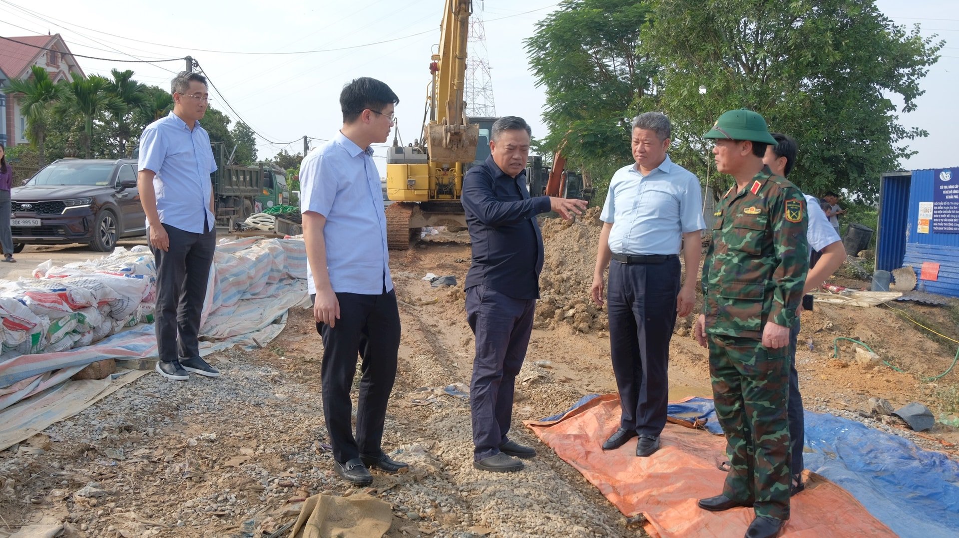 Chủ tịch UBND thành phố Hà Nội Trần Sỹ Thanh kiểm tra tình hình ngập lụt và chỉ đạo lực lượng chức năng nghiên cứu nâng cấp tuyến đê hữu Cầu. Ảnh: Hoàng Sơn