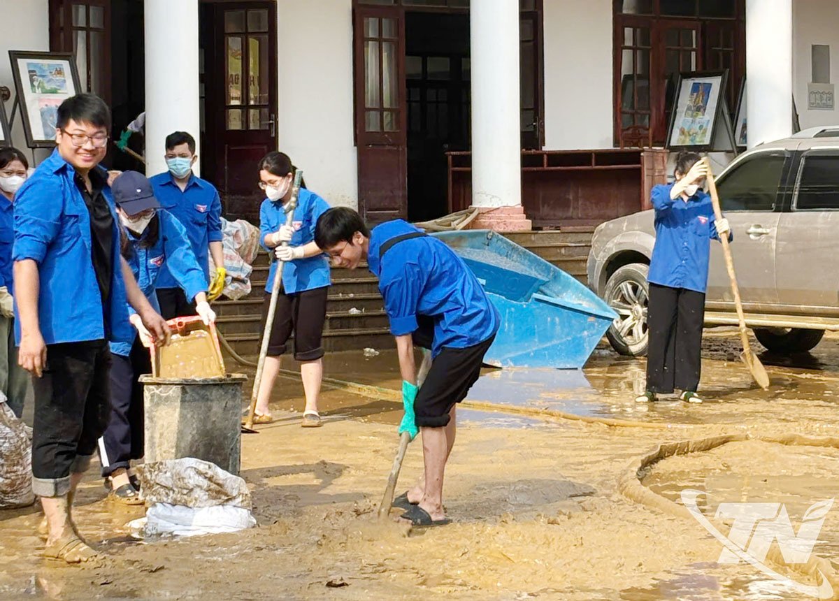 Sinh viên Trường Đại học Y - Dược Thái Nguyên tham gia dọn vệ sinh tại UBND phường Phan Đình Phùng.