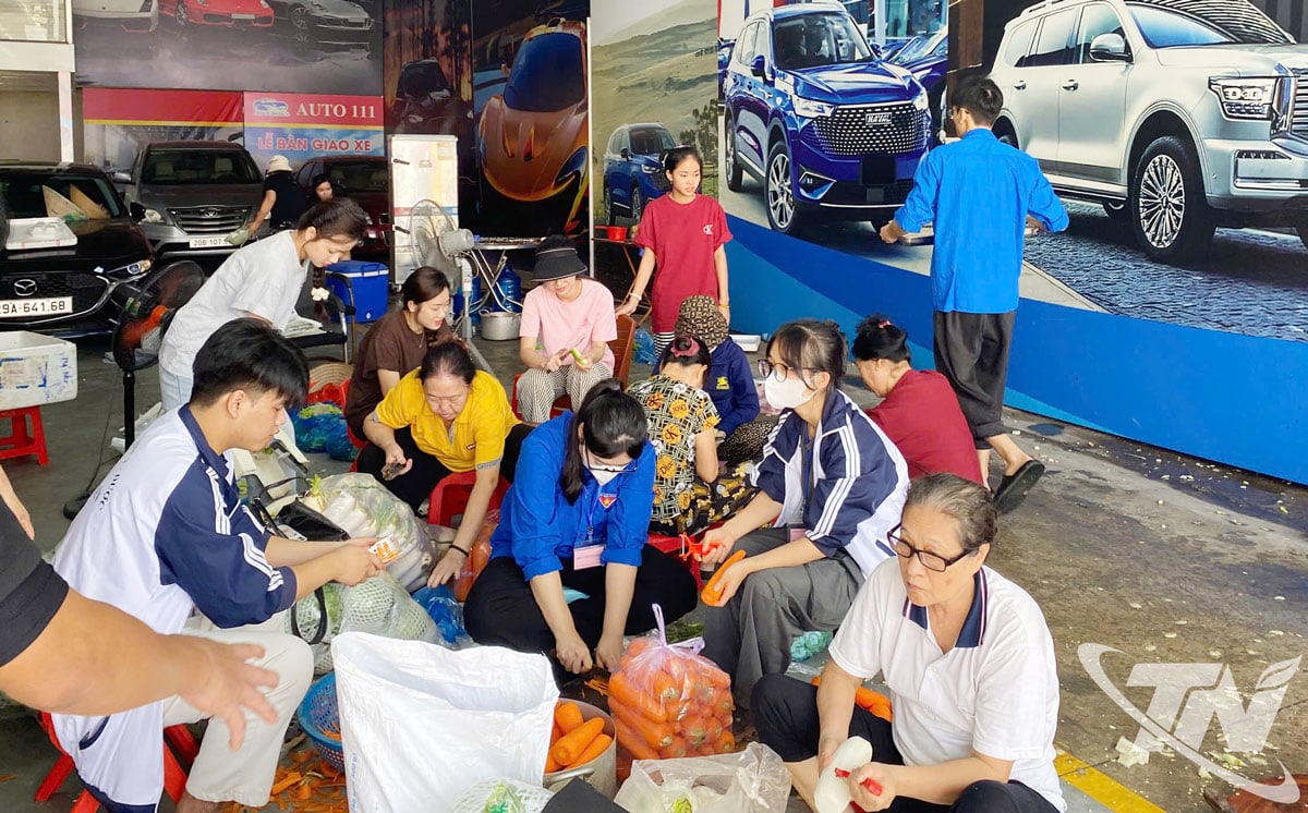 Hỗ trợ nấu cơm cho bà con vùng ngập lụt.