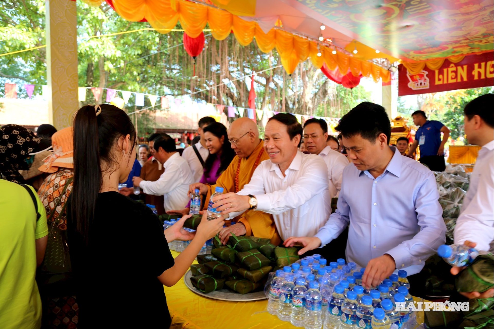 Các đồng chí Lê Tiến Châu, Ủy viên Trung ương Đảng, Bí thư Thành ủy, Trưởng đoàn đại biểu Quốc hội thành phố cùng các đồng chí lãnh đạo Đảng, UBND, HĐND, ban, ngành đoàn thể chia lộc cho người dân tới dâng hương Anh hùng dân tộc Trần Hưng Đạo tại Đền Kiếp Bạc