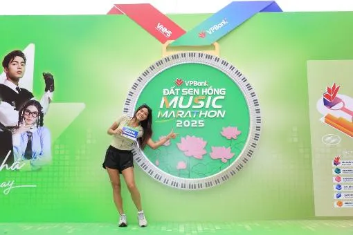 Hübsche Männer und schöne Frauen sorgen vor der „Stunde G“ für Stimmung beim VPBank Dat Sen Hong Music Marathon 2025 – Foto 2. Trai xinh gái đẹp khuấy động VPBank Đất Sen Hồng Music Marathon 2025 trước “giờ G”- Ảnh 2.