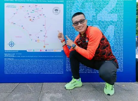 Hübsche Jungen und schöne Mädchen sorgen vor der „Stunde G“ für Stimmung beim VPBank Dat Sen Hong Music Marathon 2025 – Foto 3. Trai xinh gái đẹp khuấy động VPBank Đất Sen Hồng Music Marathon 2025 trước “giờ G”- Ảnh 3.