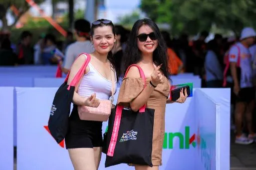 Hübsche Männer und schöne Frauen sorgen vor der „Stunde G“ für Stimmung beim VPBank Dat Sen Hong Music Marathon 2025 – Foto 4. Trai xinh gái đẹp khuấy động VPBank Đất Sen Hồng Music Marathon 2025 trước “giờ G”- Ảnh 4.