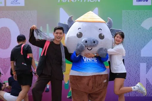 Hübsche Männer und schöne Frauen sorgen vor der „Stunde G“ für Stimmung beim VPBank Dat Sen Hong Music Marathon 2025 – Foto 5. Trai xinh gái đẹp khuấy động VPBank Đất Sen Hồng Music Marathon 2025 trước “giờ G”- Ảnh 5.