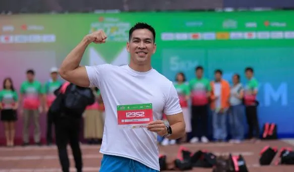 Hübsche Männer und schöne Frauen sorgen vor der „Stunde G“ für Stimmung beim VPBank Dat Sen Hong Music Marathon 2025 – Foto 7. Trai xinh gái đẹp khuấy động VPBank Đất Sen Hồng Music Marathon 2025 trước “giờ G”- Ảnh 7.