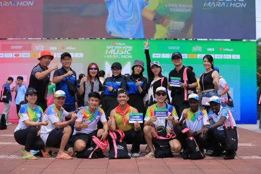 Hübsche Jungen und schöne Mädchen sorgen vor der „Stunde G“ für Stimmung beim VPBank Dat Sen Hong Music Marathon 2025 – Foto 8. Trai xinh gái đẹp khuấy động VPBank Đất Sen Hồng Music Marathon 2025 trước “giờ G”- Ảnh 8.