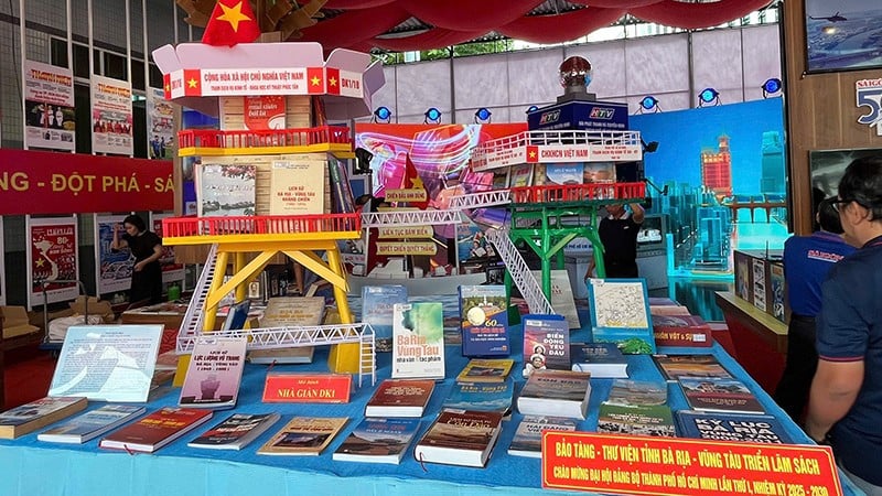 គំរូវេទិកា DK1 នៅតំបន់ពិព័រណ៍សារព័ត៌មាន និងការបោះពុម្ពសមិទ្ធិផលនៃទីក្រុងហូជីមិញ។ (រូបថត៖ Anh Duc)។