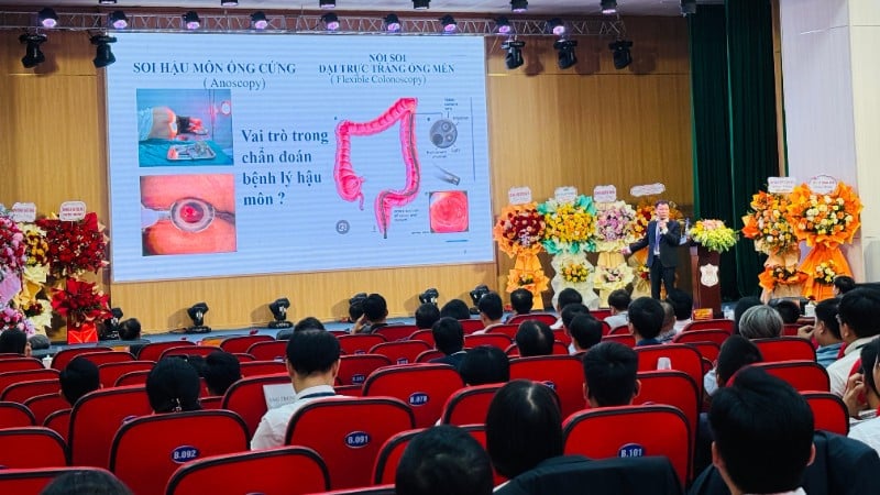 Các đại biểu nghe báo cáo và trao đổi, cập nhật những pháp điều trị mới.